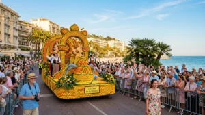 Foule observant un char décoré d'agrumes sur la Promenade du Soleil lors de la Fête des Citrons à Menton.
