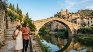 Couple admirant le pont médiéval en pierre de Dolceacqua, une activité incontournable à faire autour de Sanremo.