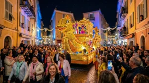 Foule admirant un char monumental décoré d'agrumes lors du corso nocturne de la Fête du Citron à Menton.