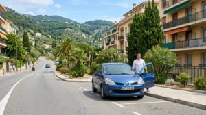 Voiture garée gratuitement avenue de Sospel à Menton avec vue sur les collines verdoyantes de la vallée.