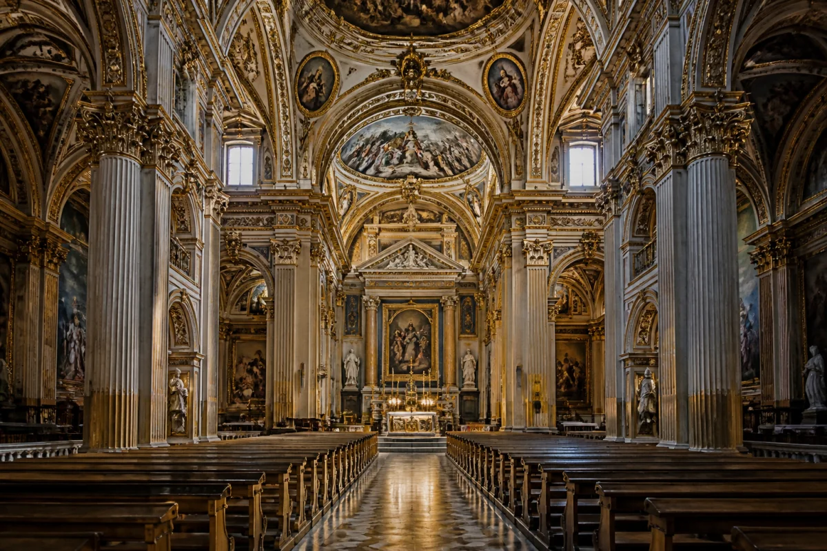 Intérieur majestueux de la basilique de Menton avec ses voûtes baroques, idéal pour une visite culturelle sous la pluie.