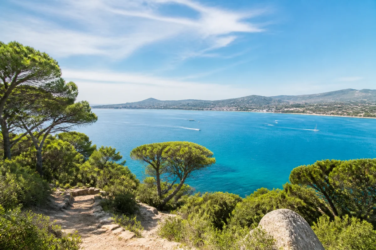 Panorama du golfe de Saint-Tropez depuis les hauteurs de Sainte-Maxime, entre pins, mer azur et collines du Var