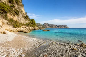 Plage du Buse à Roquebrune-Cap-Martin, crique méditerranéenne de galets, eau turquoise et falaises rocheuses