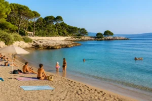 Plage méditerranéenne de Bandol au matin, mer turquoise, pins, criques rocheuses et baigneurs profitant d’une ambiance paisible