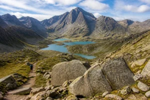 Panorama de la vallée de la Roya, révélant le mont Bégo, lacs turquoise et rochers ornés de gravures préhistoriques