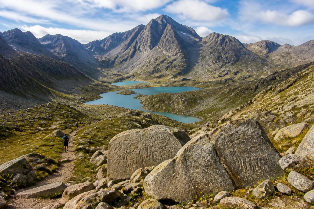 Panorama de la vallée de la Roya, révélant le mont Bégo, lacs turquoise et rochers ornés de gravures préhistoriques