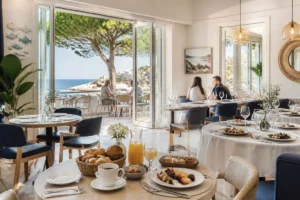 Les Mouettes La Couarde, restaurant gastronomique lumineux avec terrasse, tables élégantes et ambiance paisible au bord de l’océan